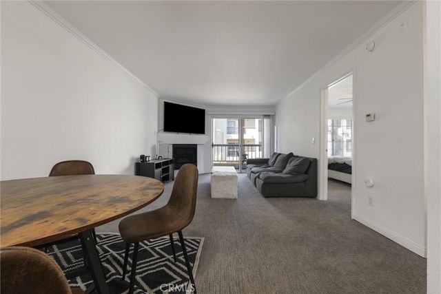 21450 Burbank Boulevard 203, Woodland Hills, CA 91367