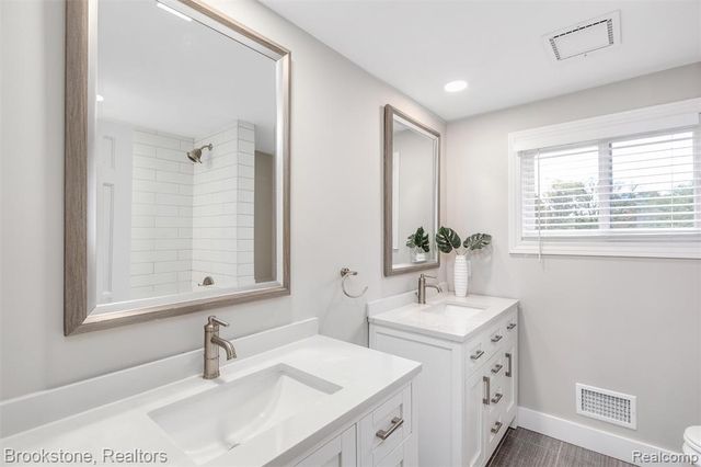 2784 Aldgate Drive, Bloomfield Hills, MI 48304