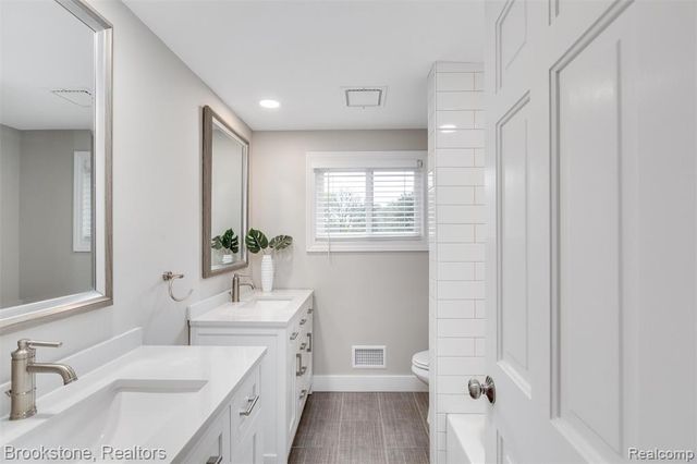 2784 Aldgate Drive, Bloomfield Hills, MI 48304