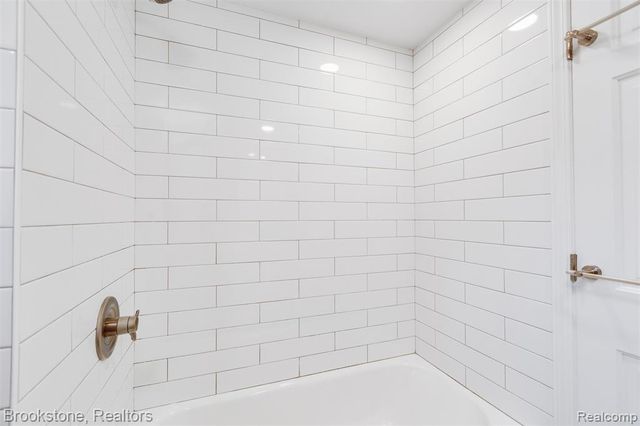 2784 Aldgate Drive, Bloomfield Hills, MI 48304