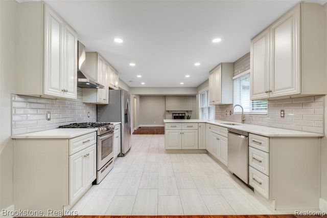 2784 Aldgate Drive, Bloomfield Hills, MI 48304