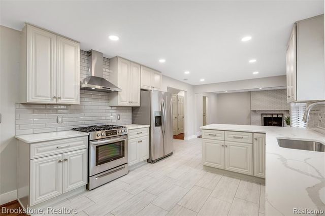 2784 Aldgate Drive, Bloomfield Hills, MI 48304