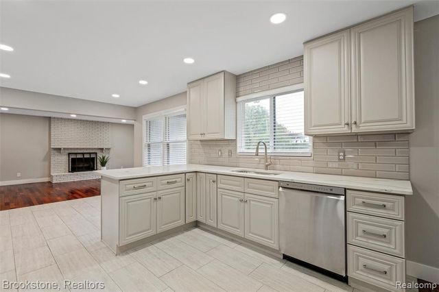 2784 Aldgate Drive, Bloomfield Hills, MI 48304