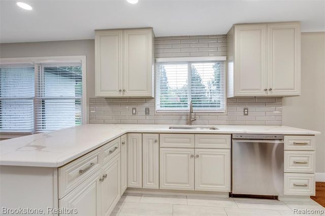 2784 Aldgate Drive, Bloomfield Hills, MI 48304
