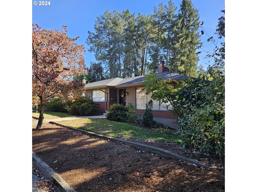 1306 E 2ND St, Newberg, OR 97132