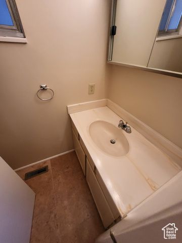 445 E 100 S, Moroni, UT 84646