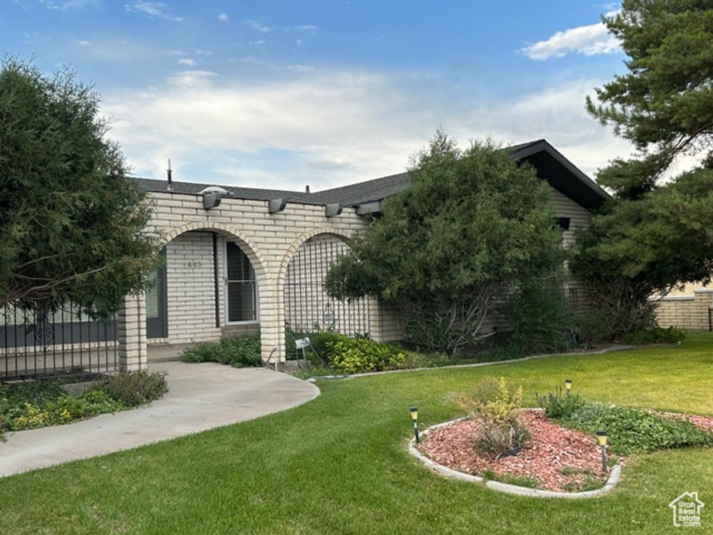 445 E 100 S, Moroni, UT 84646