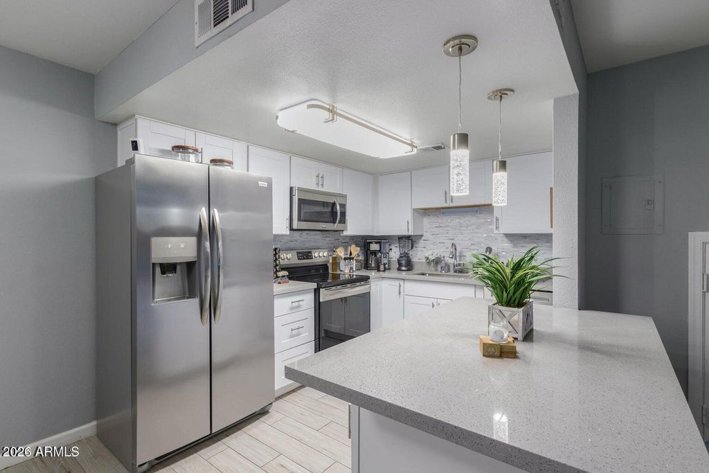 4759 E BELLEVIEW Street, Phoenix, AZ 85008