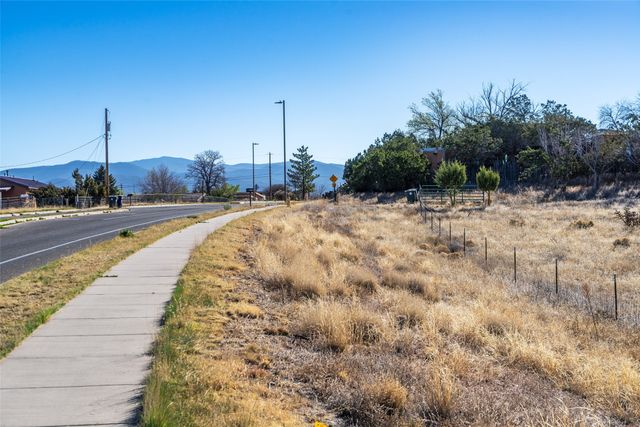 4578 Governor Miles, Santa Fe, NM 87507