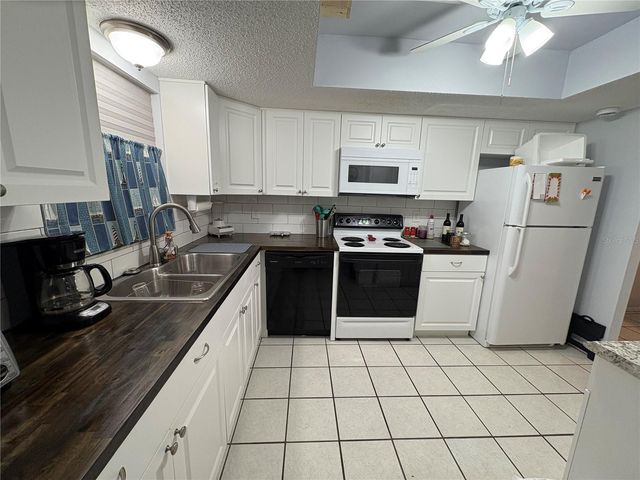 3064 LAKE BAYSHORE DRIVE 115, Bradenton, FL 34205