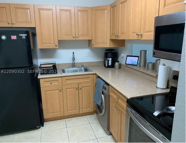 5221 Geneva Way 304, Doral, FL 33166
