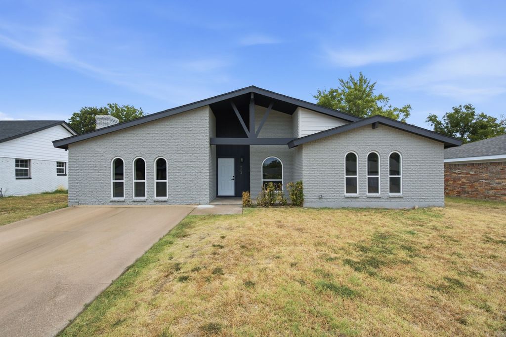 912 Kelley Drive, Everman, TX 76140 — exterior