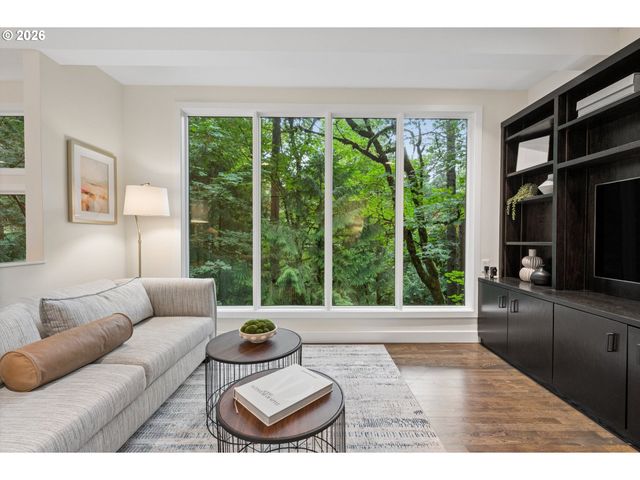 2538 Sw SHERWOOD Dr, Portland, OR 97201