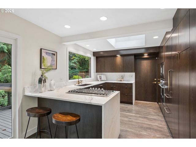 2538 Sw SHERWOOD Dr, Portland, OR 97201