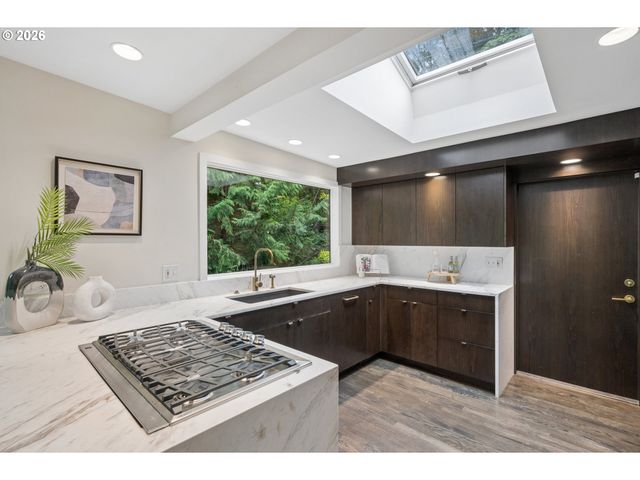 2538 Sw SHERWOOD Dr, Portland, OR 97201