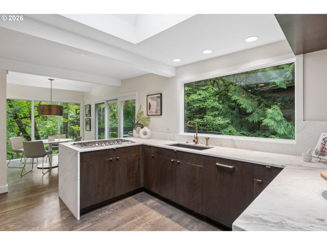 2538 Sw SHERWOOD Dr, Portland, OR 97201