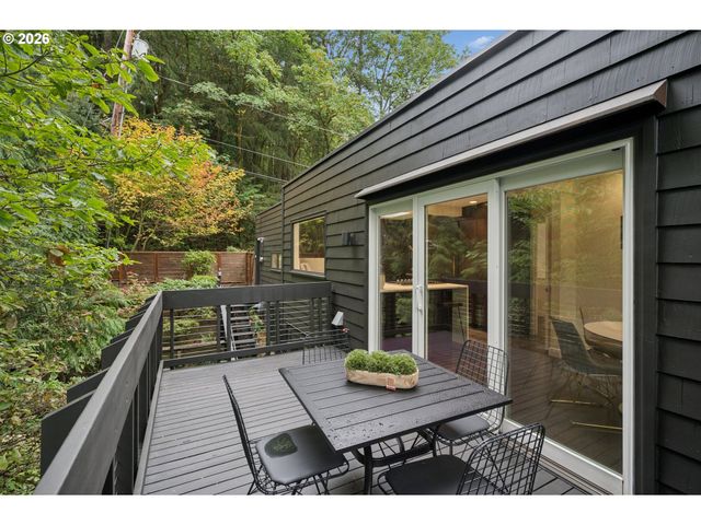 2538 Sw SHERWOOD Dr, Portland, OR 97201