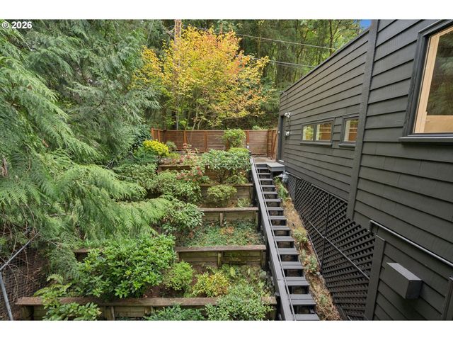 2538 Sw SHERWOOD Dr, Portland, OR 97201