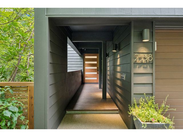 2538 Sw SHERWOOD Dr, Portland, OR 97201