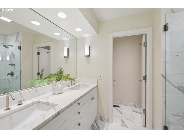 2538 Sw SHERWOOD Dr, Portland, OR 97201