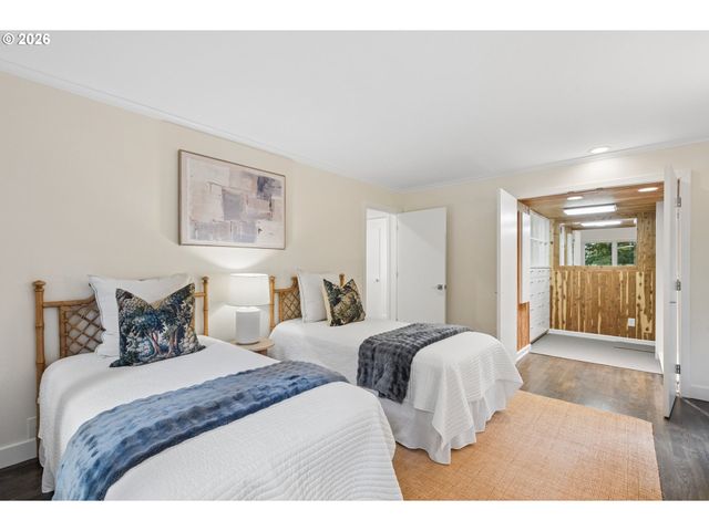 2538 Sw SHERWOOD Dr, Portland, OR 97201