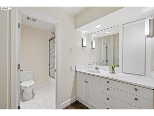 2538 Sw SHERWOOD Dr, Portland, OR 97201