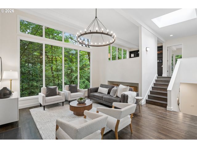 2538 Sw SHERWOOD Dr, Portland, OR 97201