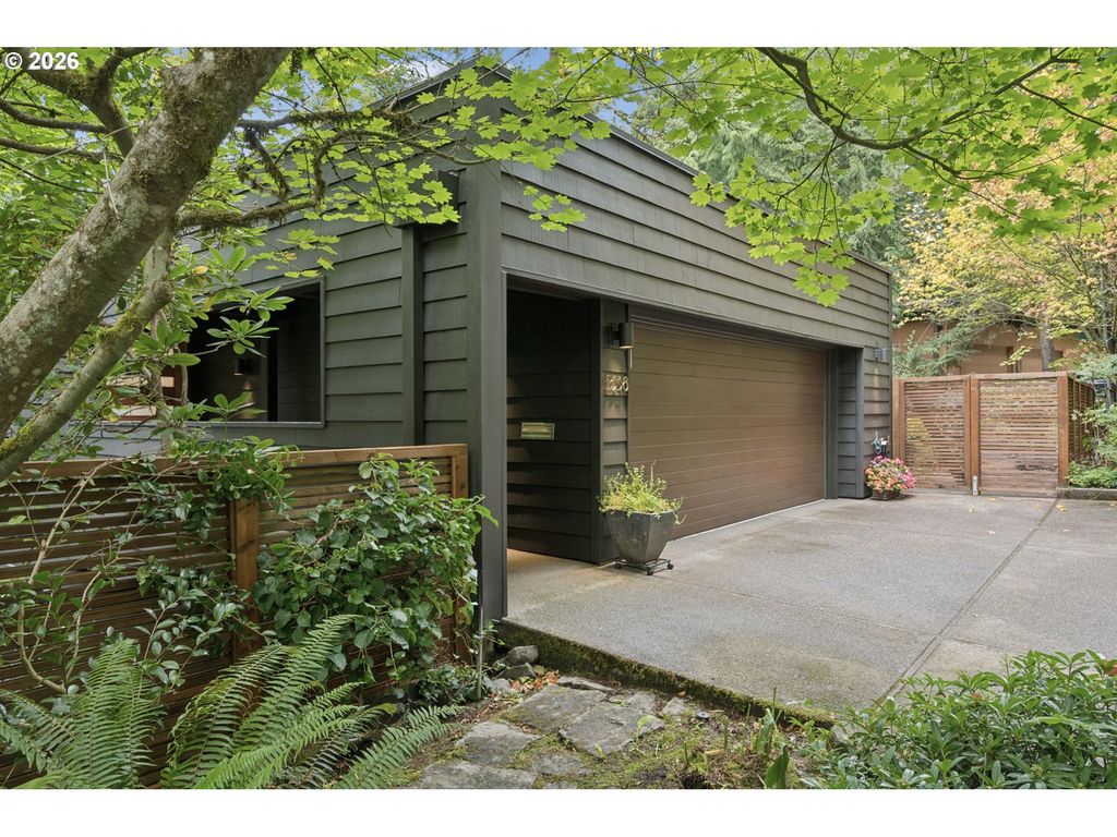 2538 Sw SHERWOOD Dr, Portland, OR 97201