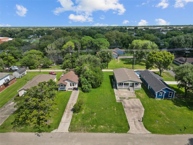 2204 2nd Avenue N, Texas City, TX 77590