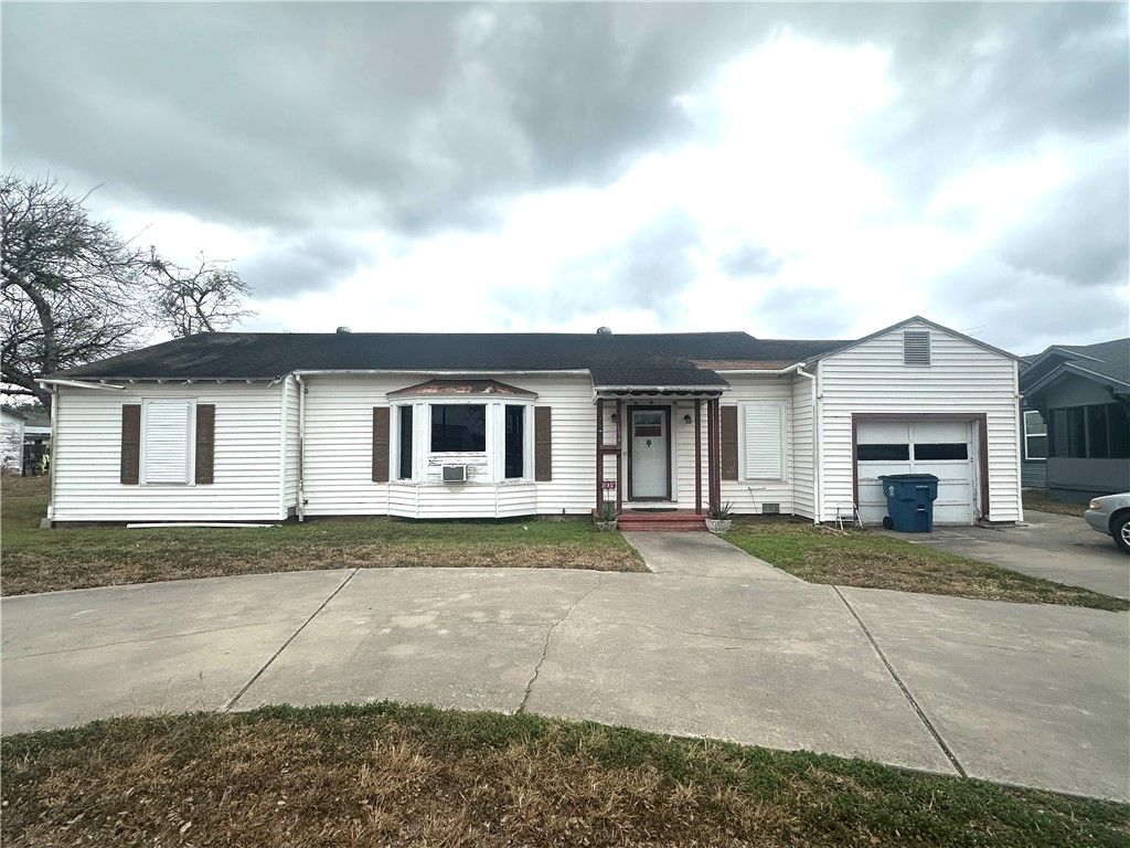 604 E Sinton St, Sinton, TX 78387