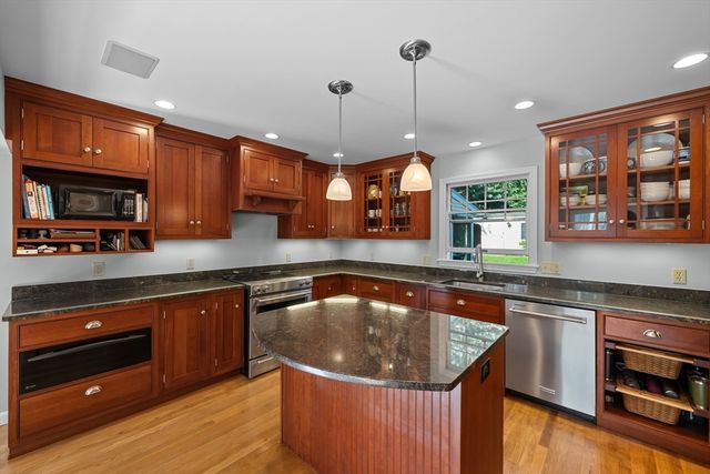 17 Stone Ave, Shrewsbury, MA 01545