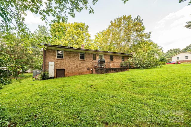 1460 23rd Avenue Place NE, Hickory, NC 28601