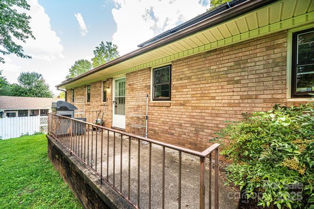 1460 23rd Avenue Place NE, Hickory, NC 28601