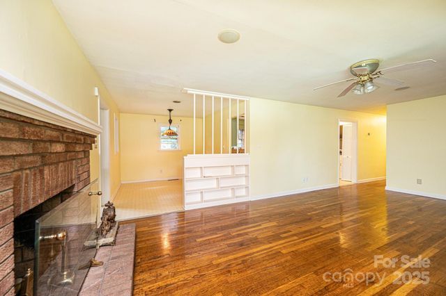 1460 23rd Avenue Place NE, Hickory, NC 28601