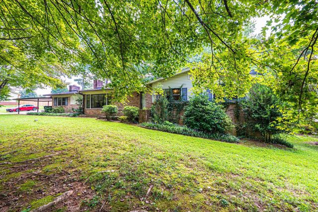 1460 23rd Avenue Place NE, Hickory, NC 28601