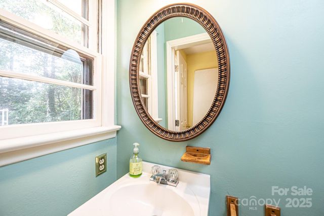 1460 23rd Avenue Place NE, Hickory, NC 28601