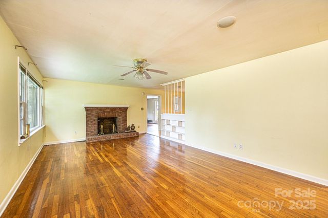 1460 23rd Avenue Place NE, Hickory, NC 28601