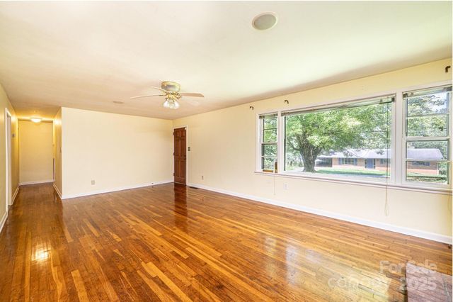 1460 23rd Avenue Place NE, Hickory, NC 28601