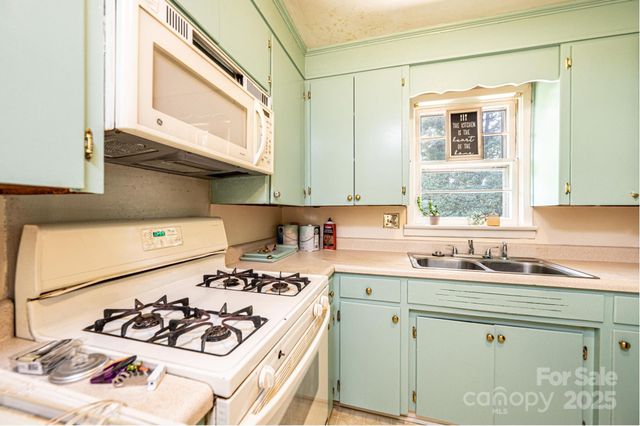 1460 23rd Avenue Place NE, Hickory, NC 28601