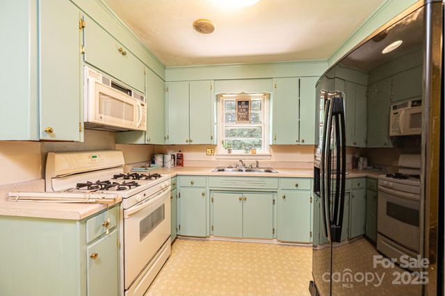 1460 23rd Avenue Place NE, Hickory, NC 28601