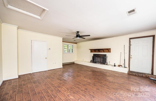 1460 23rd Avenue Place NE, Hickory, NC 28601
