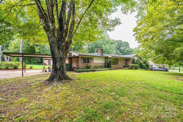 1460 23rd Avenue Place NE, Hickory, NC 28601