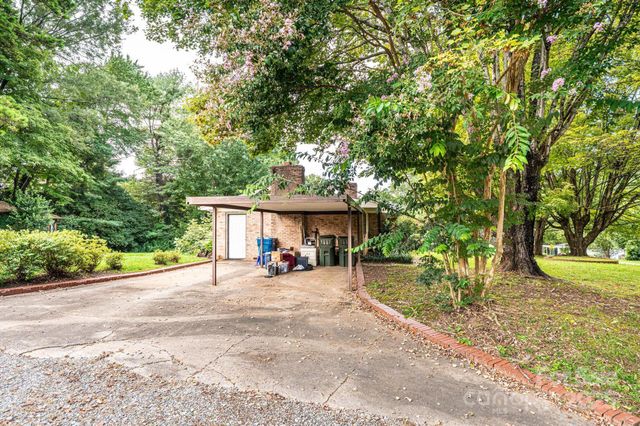 1460 23rd Avenue Place NE, Hickory, NC 28601