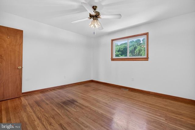 203 COUNTRYSIDE LN, Mount Laurel, NJ 08054