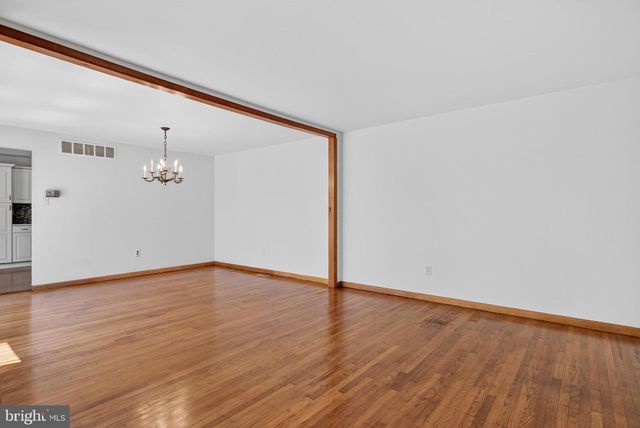 203 COUNTRYSIDE LN, Mount Laurel, NJ 08054