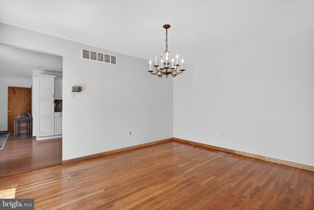 203 COUNTRYSIDE LN, Mount Laurel, NJ 08054