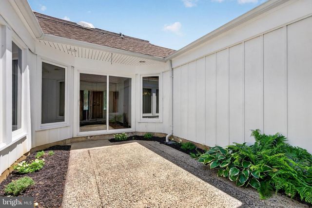 203 COUNTRYSIDE LN, Mount Laurel, NJ 08054
