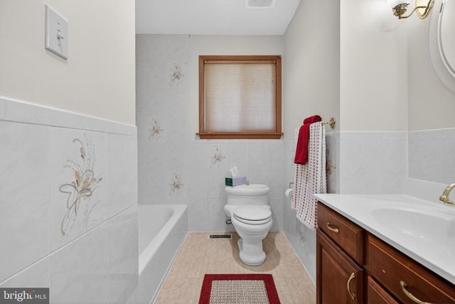 203 COUNTRYSIDE LN, Mount Laurel, NJ 08054