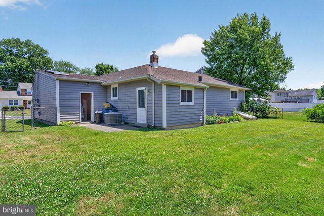 203 COUNTRYSIDE LN, Mount Laurel, NJ 08054