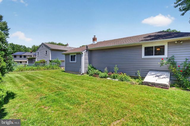 203 COUNTRYSIDE LN, Mount Laurel, NJ 08054